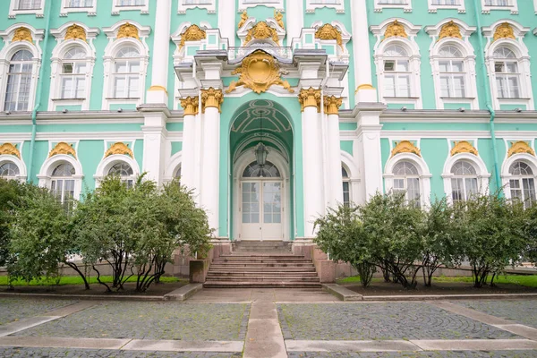 Вход в здание Эрмитажа — стоковое фото