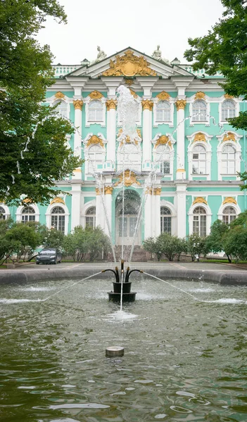 Hermitage binanın arka planına karşı çeşme — Stok fotoğraf