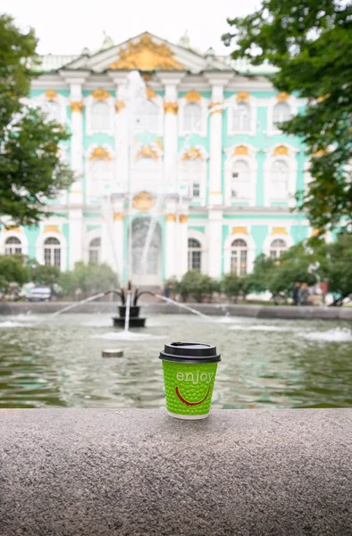 Tasse Kaffee vor dem Hintergrund des Eremitage-Gebäudes Stockfoto