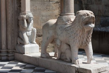 Bir sütun, Bergamo, İtalya'nın Medveščak destekleyen aslan