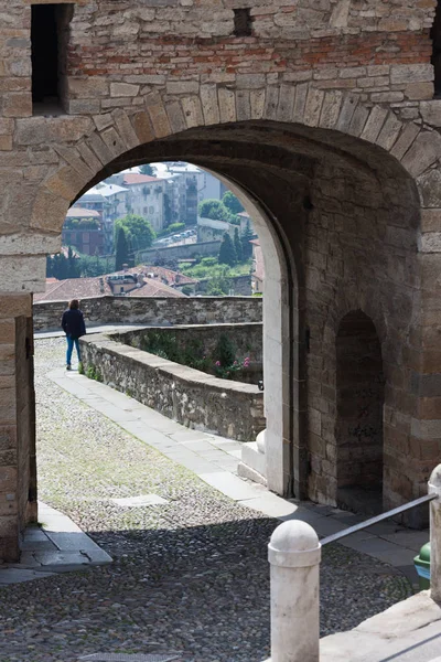 Porta San Giacomo, felső város Bergamo, Olaszország — Stock Fotó