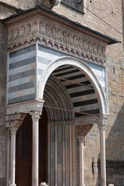 Az oszlopok veranda, a Basilica di Santa Maria Maggiore, a felső város Bergamo, Olaszország — Stock Fotó