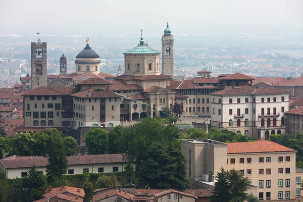 Bergamon yläkaupungin panoraama, Italia — kuvapankkivalokuva