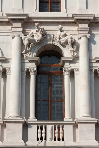 Окно со статуями наверху. Верхний город Бергамо, Италия — стоковое фото