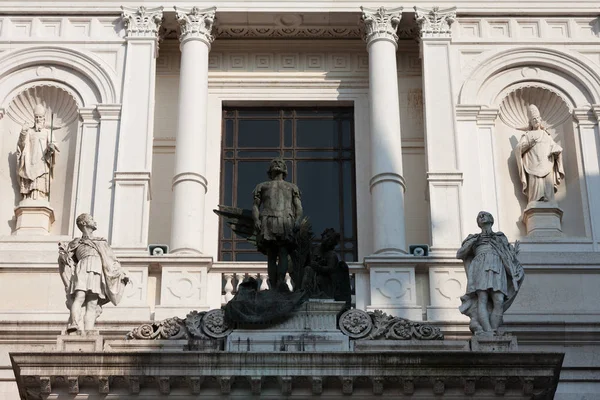 Statyer av Bergamos katedral, övre staden Bergamo, Italien — Stockfoto