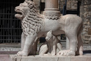 Bir sütun, Bergamo, İtalya'nın Medveščak destekleyen aslan