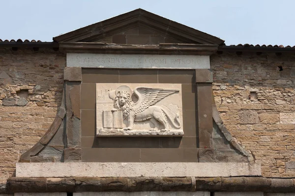 Venetian winged lion bas-relief in bergamo, pax tibi marce evangelista meus peace be upon you marce evangelist, Italy — стоковое фото