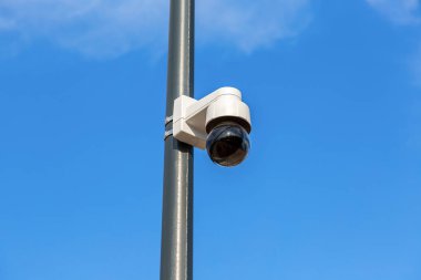 Mavi gökyüzüne karşı yayında gizli Cctv kamera monte