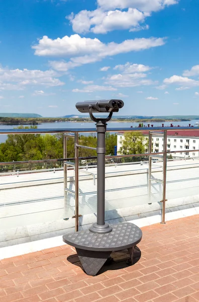 Telescopio Turístico Estacionario Terraplén Ciudad Día Verano —  Fotos de Stock