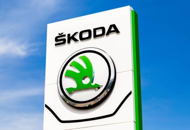 Samara, Rusya - 19 Mayıs 2018: Skoda Bayilik logosunu görmeniz gerekir. Skoda Auto Çek Cumhuriyeti merkezli bir otomobil üreticisidir