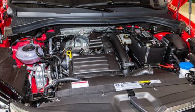 Samara, Rusya - 19 Mayıs 2018: Araba motoru yeni aracın Skoda Kodiaq, bir araba başlık altında