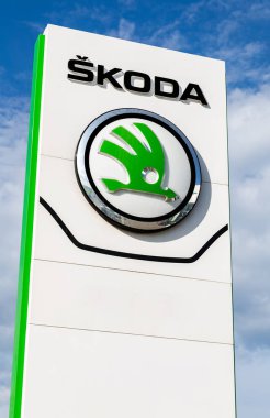 Samara, Rusya - 19 Mayıs 2018: Bayilik iz Skoda mavi gökyüzü üzerinde. Skoda Auto Çek Cumhuriyeti merkezli bir otomobil üreticisidir