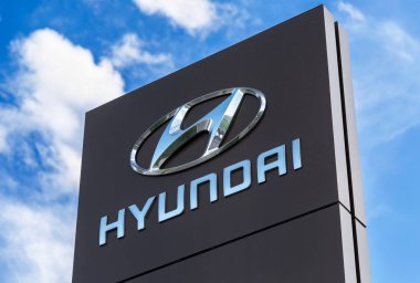 Samara, Rusya - 19 Mayıs 2018: Hyundai Bayilik işareti mavi gökyüzü. Çok uluslu bir Güney Koreli otomotiv üreticisi Hyundai Motor Company olduğunu