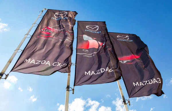 Samara Rusia Mayo 2018 Mazda Banderas Concesionarios Sobre Cielo Azul — Foto de Stock