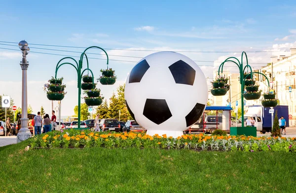 Samara Rusia Mayo 2018 Instalación Forma Pelota Fútbol Calle Samara — Foto de Stock