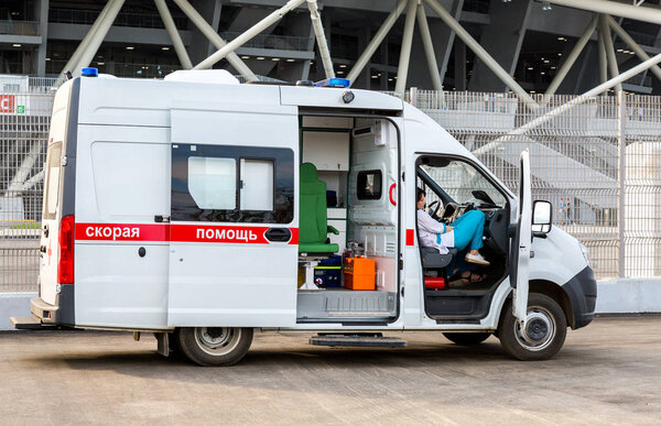 Самара, Россия - 16 мая 2018 года: машина скорой помощи припаркована возле футбольного стадиона "Самара Арена". Текст на русском языке: "Скорая помощь
"