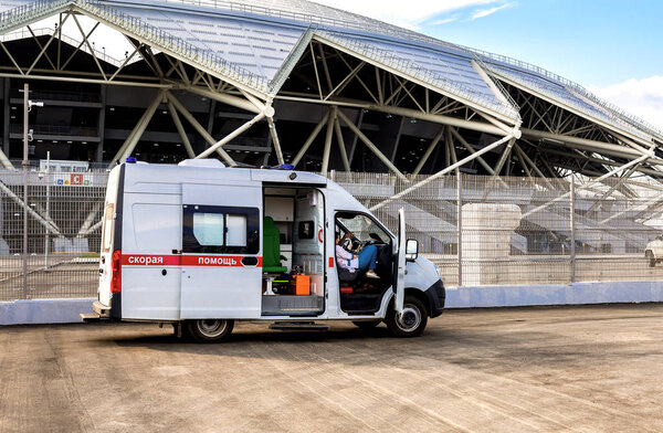 Самара, Россия - 16 мая 2018 года: машина скорой помощи припаркована возле футбольного стадиона "Самара Арена". Текст на русском языке: "Скорая помощь
"