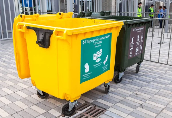 Samara Rusia Mayo 2018 Abrieron Contenedores Plástico Para Basura Junto —  Fotos de Stock