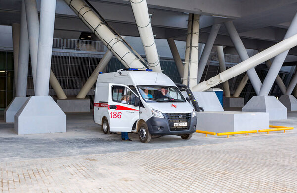 Самара, Россия - 16 мая 2018 года: машина скорой помощи припаркована возле футбольного стадиона "Самара Арена". Текст на русском языке: "Скорая помощь
"