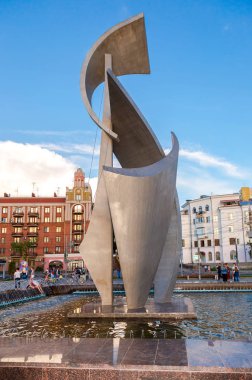 Samara, Rusya - 19 Mayıs 2018: Mimari kompozisyon ve güneşli yaz günü şehir setin çeşmede