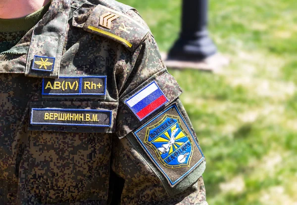 萨马拉 2018年5月27日 雪佛龙在袖子军事制服俄国军校学生 — 图库照片