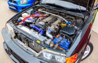 Samara, Rusya - 19 Mayıs 2018: Ayarlanmış turbo araba motoru Lada, Toyota bir aracın başlık altında