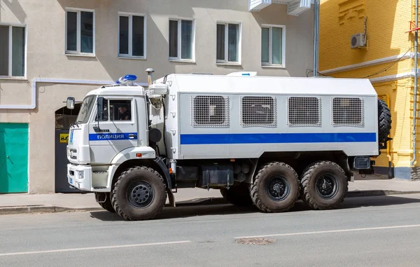 Samara, Rusya - 5 Mayıs 2018: şehrin yaz günde sokak Park Rus polisi ağır kamyon