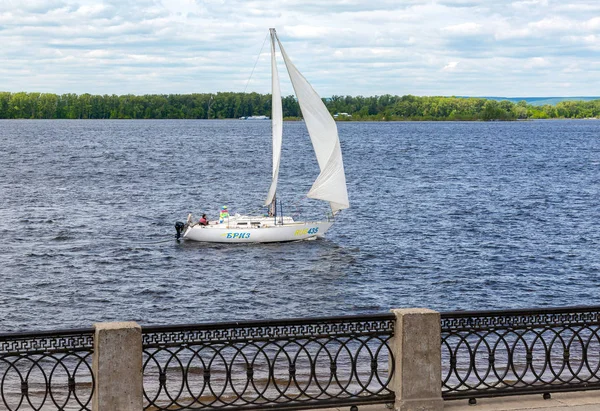 Samara Rusia Junio 2018 Yate Vela Flotando Río Volga Día —  Fotos de Stock