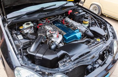 Samara, Rusya - 19 Mayıs 2018: Bir aracın kaputunun altında Toyota 'nın turbo motor ayarları