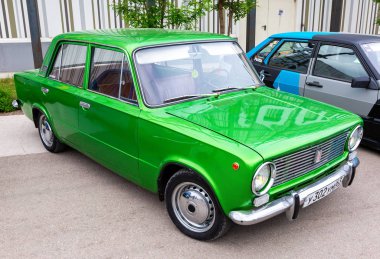 Samara, Rusya - 19 Mayıs 2018: Vintage Rus otomobil Lada-2101 City sokak