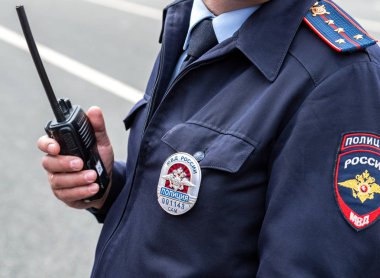 Samara, Rusya - 5 Mayıs 2018: Rus polis rozeti ve chevron ile üniformalı