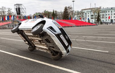Samara, Rusya - 1 Mayıs 2018: Performansını dublör ekibi Avtorodeo Togliatti hüner üyelerinden kutlama Merkez Meydanı'nda ilk Mayıs sırasında