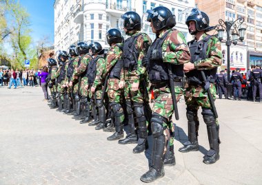 Samara, Rusya - 5 Mayıs 2018: Asker polis Özel Kuvvetler'de isyan sırasında bir muhalefet protesto mitingi dişli 