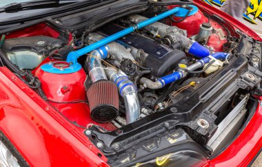 Samara, Rusya - 19 Mayıs 2018: Bir aracın kaputunun altında Toyota 'nın turbo motor ayarları