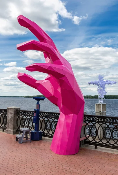 萨马拉 俄罗斯 2018年6月2日 公共艺术安装形式的人的手在城市路堤 城市堤防区际节 伏尔加狂欢节2018 — 图库照片