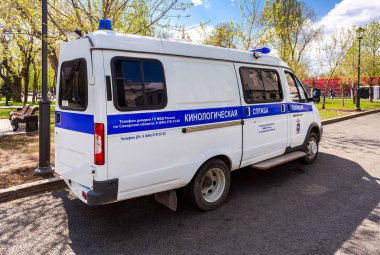 Samara, Rusya - 9 Mayıs 2018: Rus polisi cynological destek hizmetleri için özel araba. Metin Rusça: Cynological servis