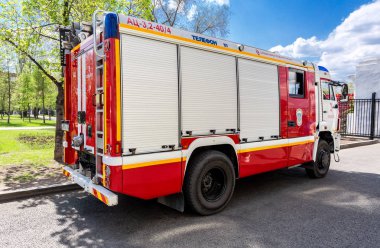 Samara, Rusya Federasyonu - 9 Mayıs 2018: kırmızı yangın kamyon Emercom Rusya'nın ve kurtarma araç kadar sokakta yaz günde Park