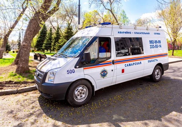 Samara, Rusya - 9 Mayıs 2018: kadar güneşli bir günde sokakta park kurtarma aracı