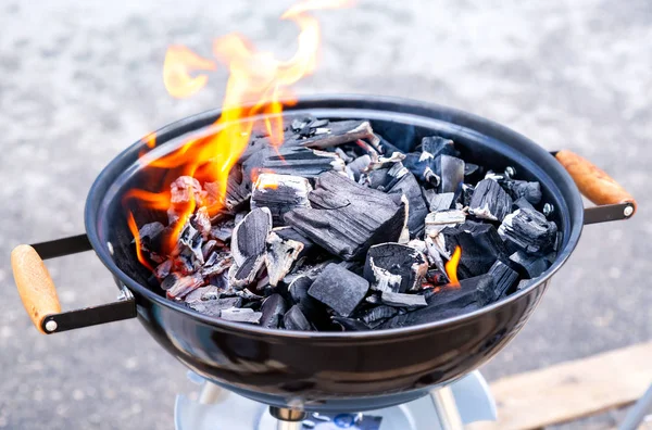 Grillen Mit Heißen Holzkohlen Zum Braten Von Fleisch — Stockfoto