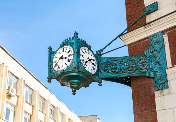 Alte Straßenuhr Hängt Einer Ecke Eines Backsteingebäudes Samara Russland — Stockfoto