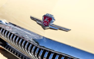 Samara, Rusya - 27 Mayıs 2018: Maskotu ve retro bir araba Volga Gaz-21 araç kaporta logosu