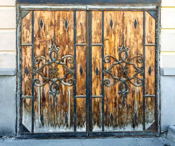 Old Wooden Gate Decorative Iron Patterns — Stock Photo, Image