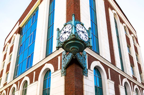 サマーラ ロシアの建物のレンガの角に掛かっているヴィンテージ装飾通り時計 — ストック写真