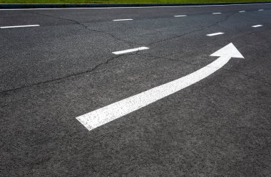 Ok asfalt yolda trafik işaretleri beyaz