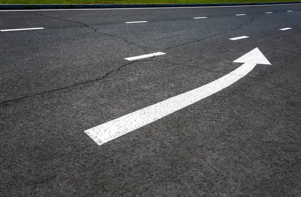 Panneau Signalisation Flèche Blanche Sur Route Asphaltée — Photo