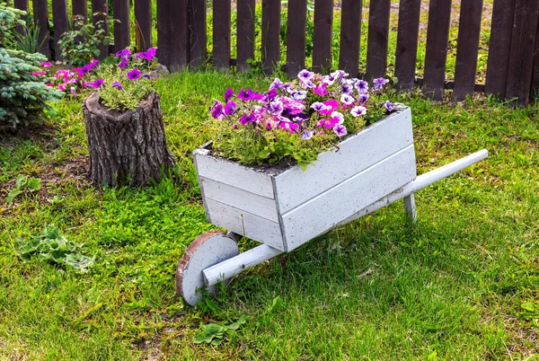 Gartenwagen Aus Holz Mit Dekorativen Blumen Auf Dem Grünen Gras — Stockfoto