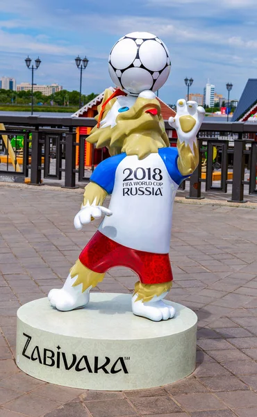Kazan, Rusya - 12 Haziran 2018: Zabivaka, 2018 FIFA Dünya Kupası'nda güneşli gün Kremlin setin resmi maskotu