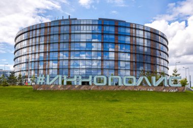 Innopolis, Rusya - 11 Haziran 2018: BT-köy Kazan bölgesinde Modern binada. Zemin üzerinde büyük harflerle 