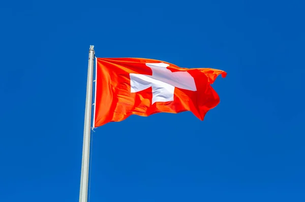 Bandeira Suíça Voando Vento Contra Céu Azul — Fotografia de Stock