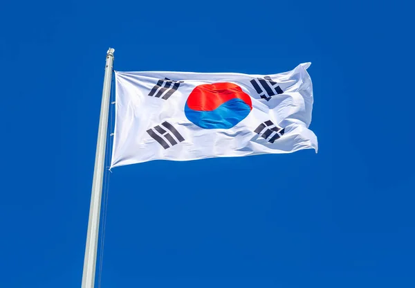 Vlag Van Zuid Korea Vliegen Wind Tegen Blauwe Hemel — Stockfoto